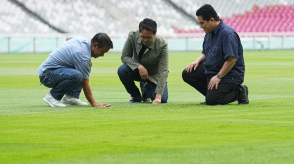 Erick Thohir Cek Rumput SUGBK Jelang Timnas Indonesia Vs Jepang, Begini Hasilnya: Rumput Terbaik yang Pernah Saya Rasakan